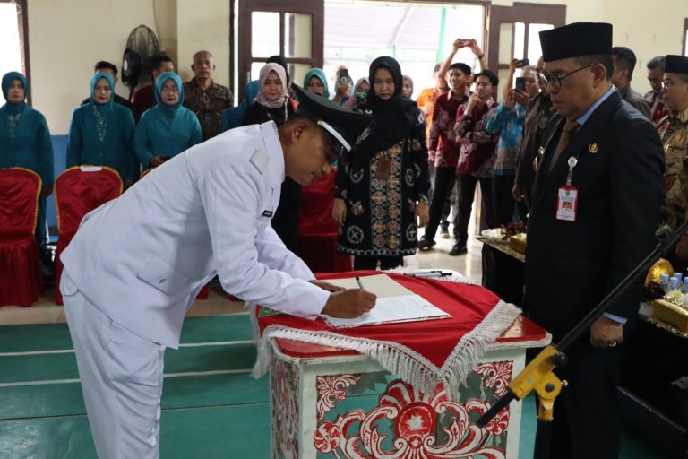 (DISKOMINFO PPU) Makmur Marbun menyaksikan penandatanganan berita acara pelantikan kades di Aula Desa Gunung Mulia, Kecamatan Babulu, Kamis (11/1/2024).