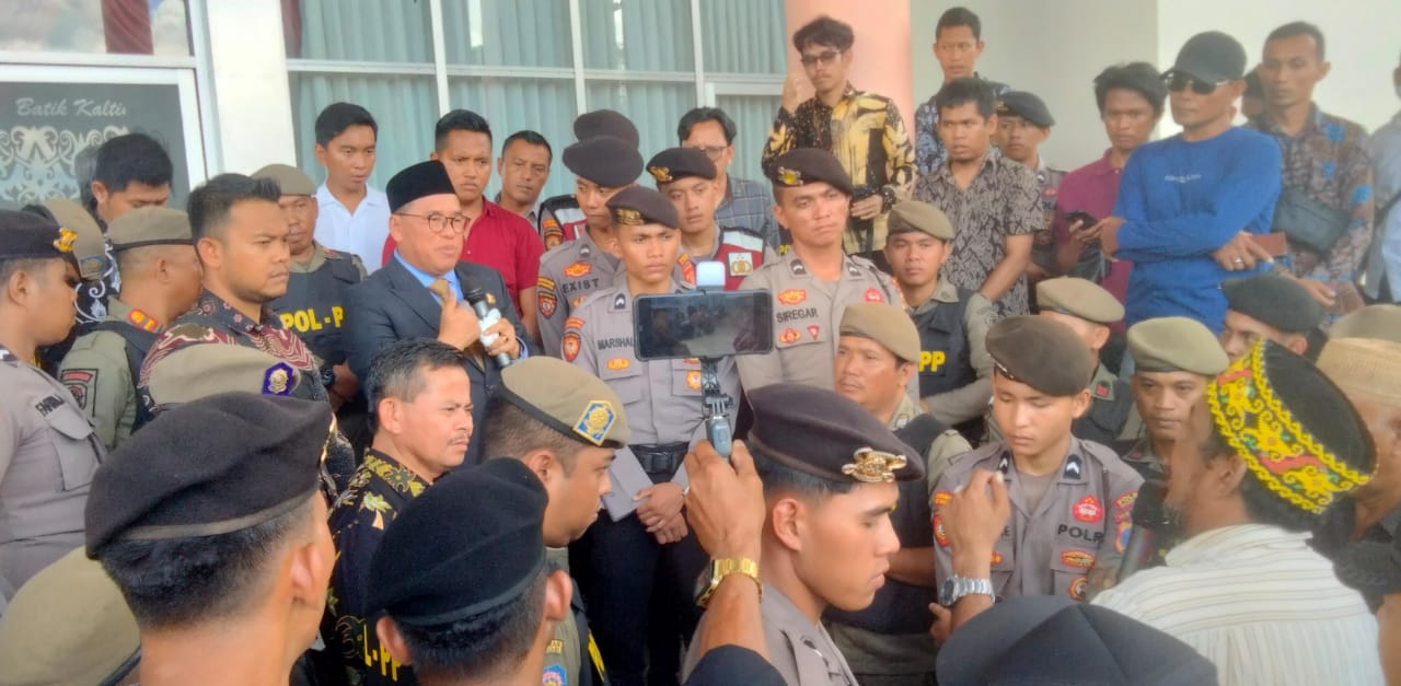 BERANDAPOST: Makmur Marbun berdialog bersama puluhan pengunjuk rasa di Kantor Bupati PPU, Kamis (11/1/2023).