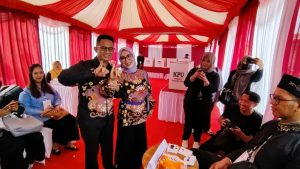 Wali Kota Balikpapan Rahmad Mas'ud bersama istri Nurlena memperlihatkan jari kelingking yang telah dicelup tinta sebagai bukti usai mencoblos surat suara Pemilu 2024. (BerandaPost.Com)