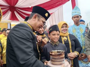 Wali Kota Balikpapan Rahmad Mas'ud gembira saat menerima kue ulang tahun dari seorang anak. Balikpapan kini berusia 127 tahun. (Istimewa)