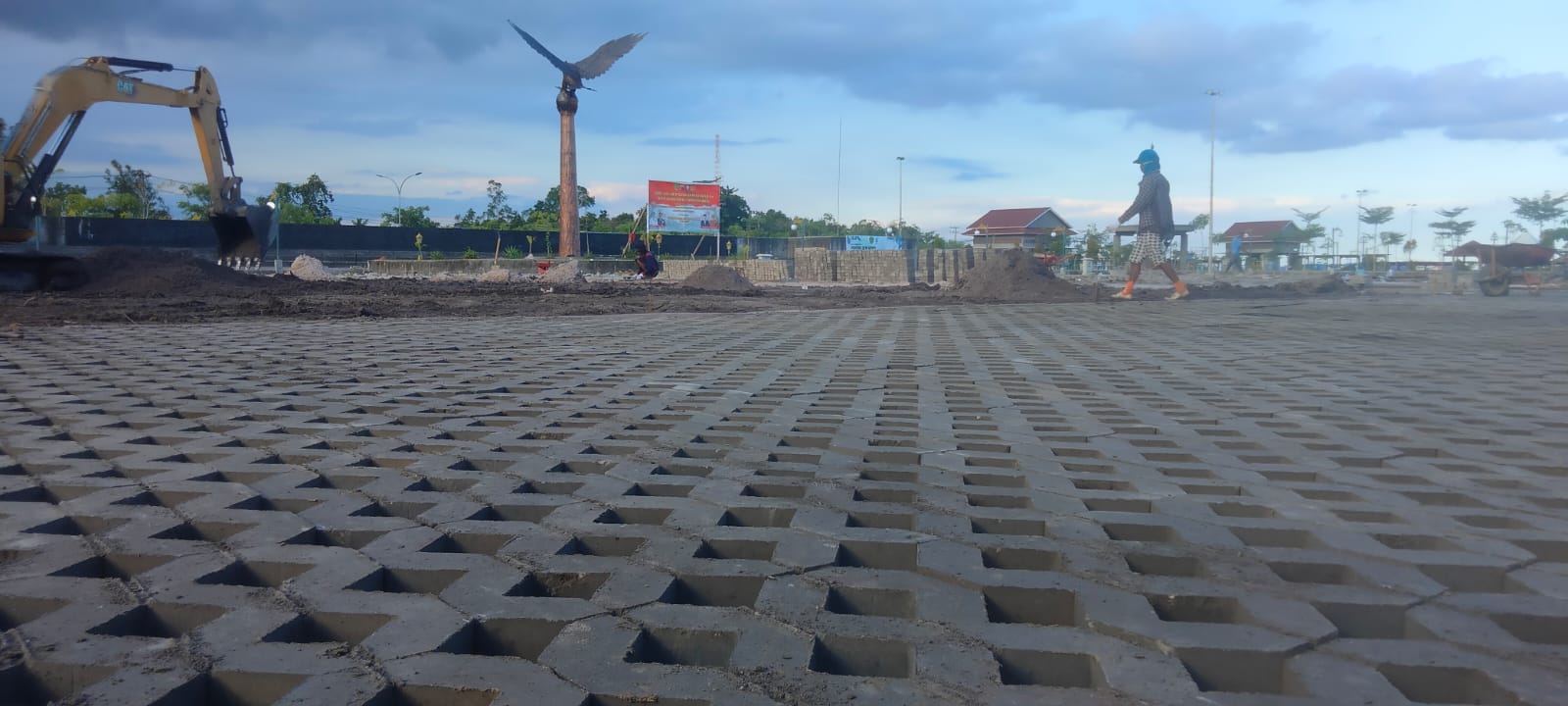 Pemasangan paving grass block di lapangan Kantor Bupati PPU sudah berjalan 90 persen. (BerandaPost.Com)