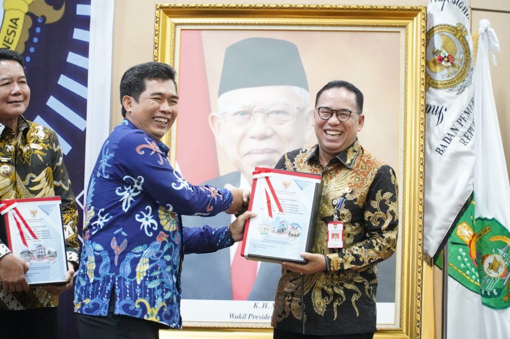 Pj Bupati PPU Makmur Marbun menerima piagam predikat Wajar Tanpa Pengecualian oleh LHP BPK Perwakilan Kaltim di Samarinda, Jumat (3/5/2024). (Istimewa)