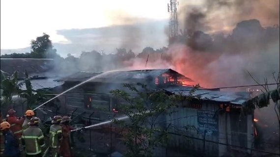 Tiga Rumah Kayu Terbakar di Sepinggan Raya