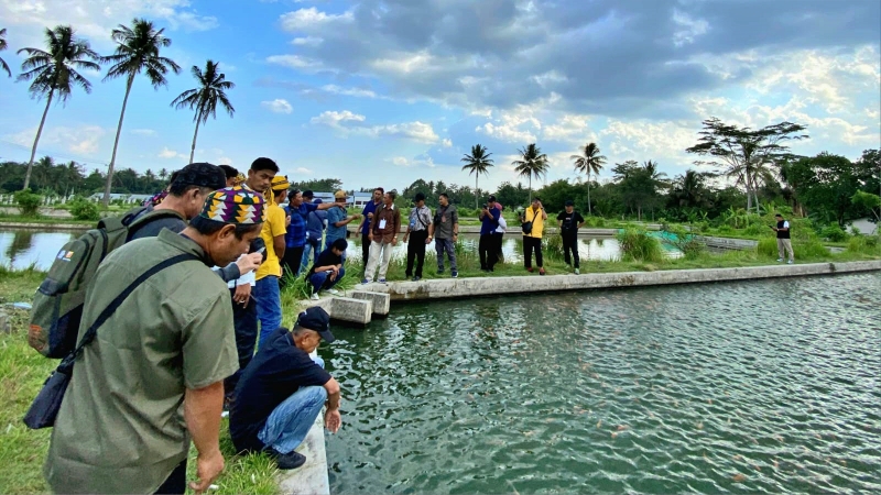 Peserta Bimtek Budidaya Nilasa mengamati kolam ikan yang dikelola BPTPB di Yogyakarta.