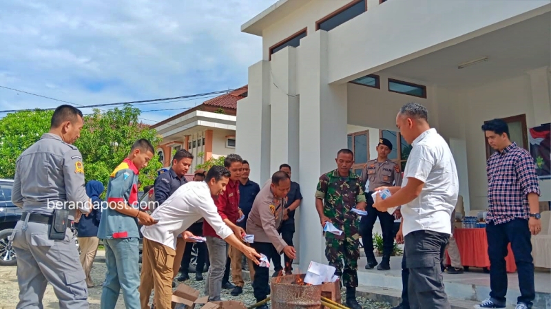 KPU PPU Bakar Surat Suara Pilkada Serentak 2024