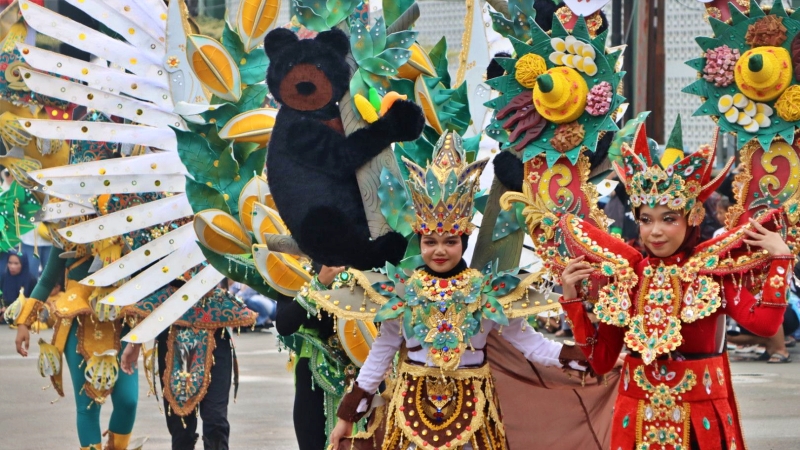 Karnaval Budaya Kaltim 2024 Memukau Warga Samarinda