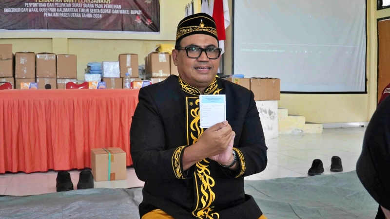 Pj Bupati PPU Zainal Arifin menunjukkan kertas suara Pilkada Serentak tahun 2024.