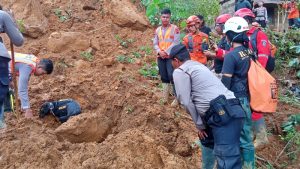 250 Personel Brimob Bantu Evakuasi Korban Bencana di Jateng