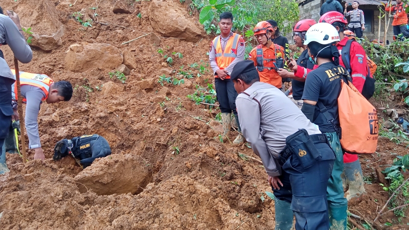 250 Personel Brimob Bantu Evakuasi Korban Bencana di Jateng