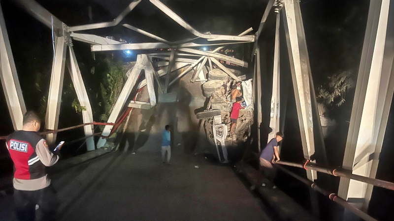 Jembatan Busui Ambruk, Jalur Lintas Kaltim-Kalsel Lumpuh