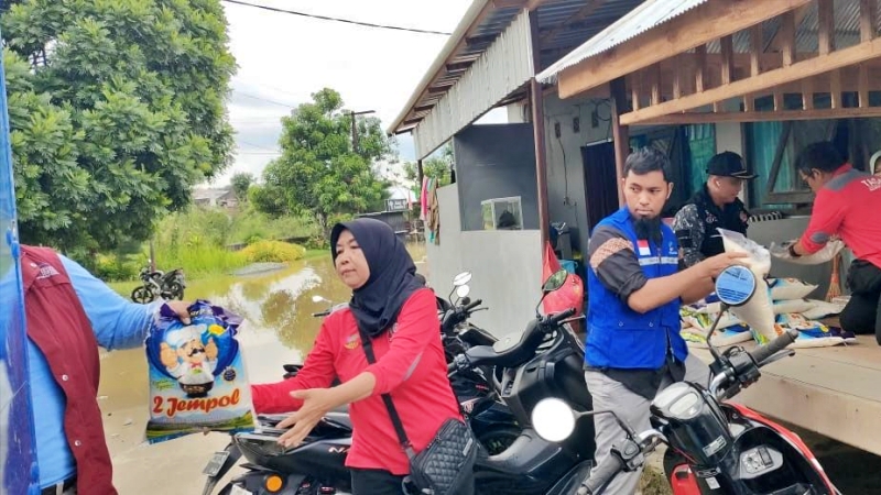 Salurkan 100 Paket Bantuan untuk Korban Banjir Samarinda
