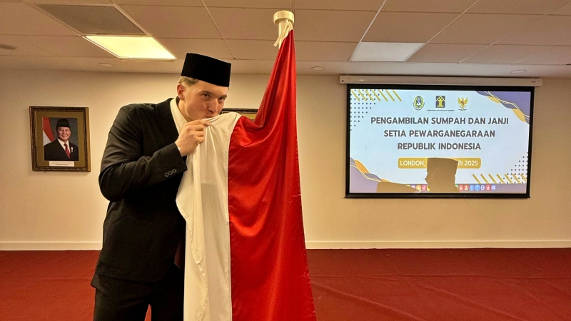Ole Romeny mencium bendera Merah Putih setelah resmi menjadi WNI