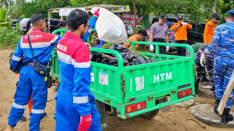 PT KPB Bersihkan Pantai Tanjung Jumlai pada HPSN 2025