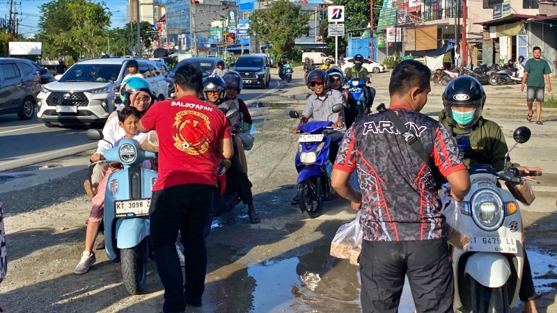Berkah Ramadan, The Macz Man Balikpapan Bagi-Bagi Takjil