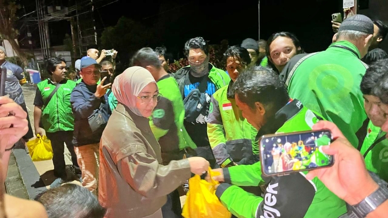Bupati Berau Sri Juniarsih Berbagi Sahur dengan Ojol