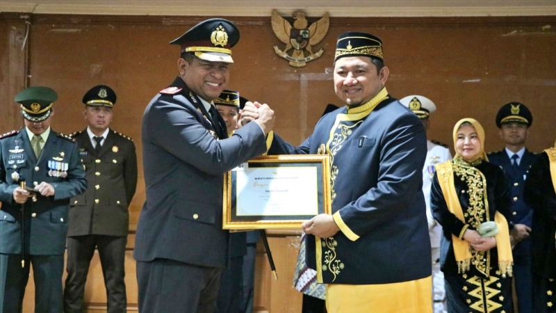 Bupati Beri Penghargaan ke Kapolres dalam HUT ke-23 PPU