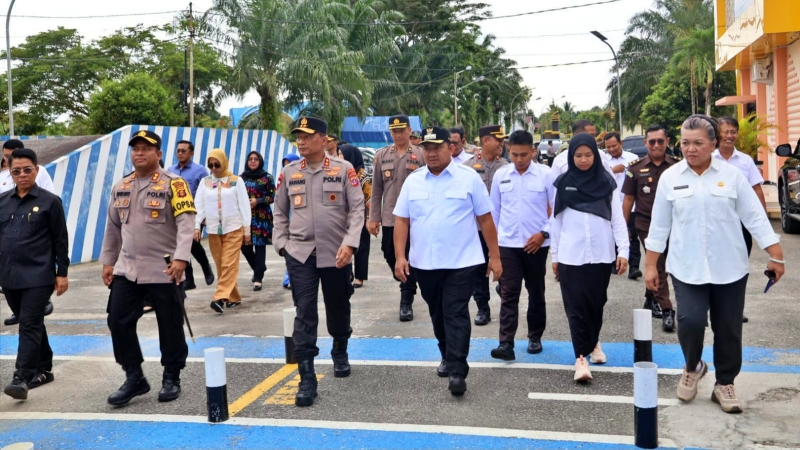 Bupati PPU Mudyat Noor Dampingi Kapolda Tinjau Gedung SPPG