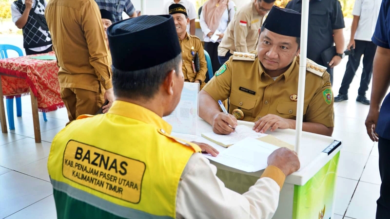 Bupati dan Jajaran Pemkab PPU Salurkan Zakat Lewat Baznas