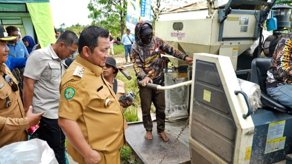 Mudyat Serahkan Alat Panen Traktor, Dukung Pertanian PPU