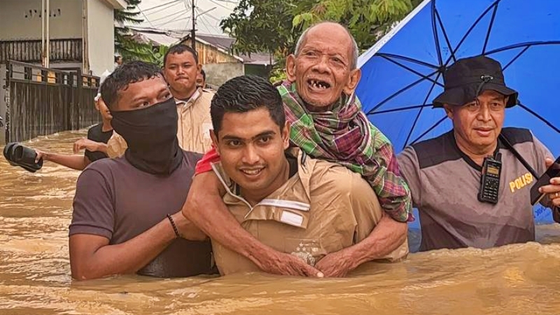 Pengendara Motor Hanyut, Nekat Terjang Banjir di Balikpapan
