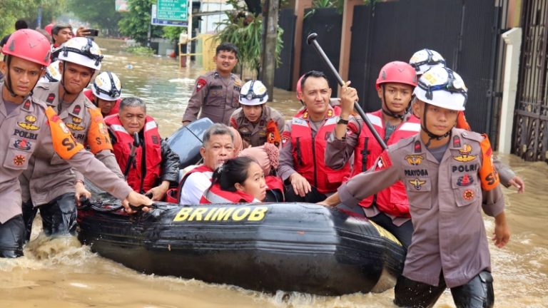 Polri Kerahkan 200 Personel untuk Evakuasi Banjir Jabodetabek