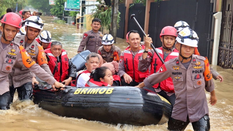 Polri Kerahkan 200 Personel untuk Evakuasi Banjir Jabodetabek