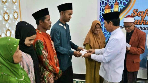 Wabup PPU Safari Ramadan di Waru, Serahkan Bantuan Baznas