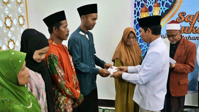 Wabup PPU Safari Ramadan di Waru, Serahkan Bantuan Baznas