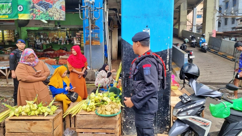 Brimob Intensifkan Patroli Pasar Tradisional di Balikpapan