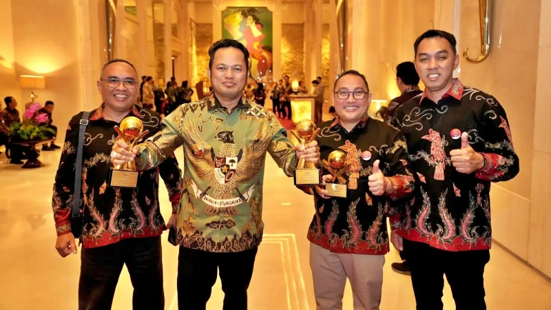 Gubernur Kaltim Terima Top BUMD Awards 2025, Ini Harapannya