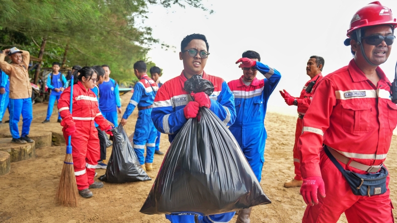 KPB Angkat 14 Ton Sampah di Pantai Tanjung Jumlai