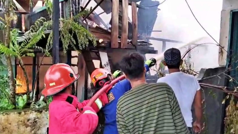Kebakaran Rumah Tiga Lantai di Muara Rapak