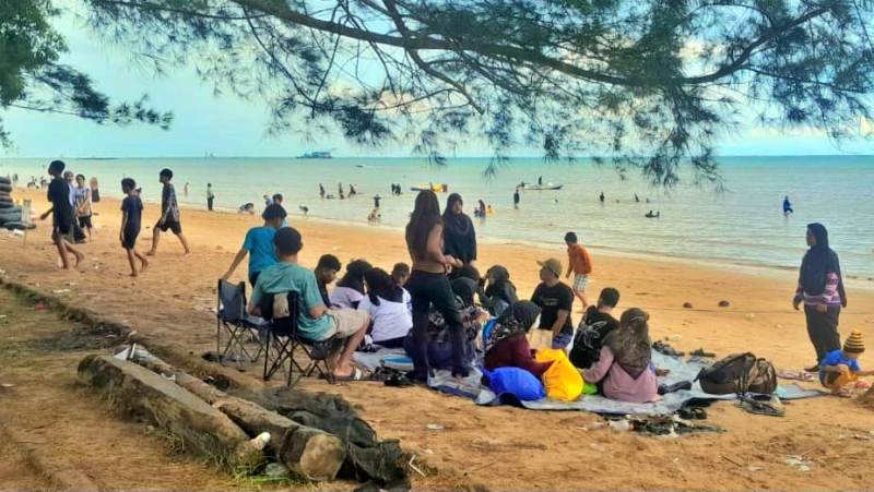 Pantai Tanjung Jumlai Tujuan Favorit saat Libur Lebaran