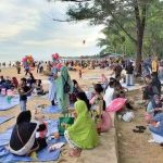 Pengunjung Pantai Lamaru Melonjak, Ada Fasilitas Baru