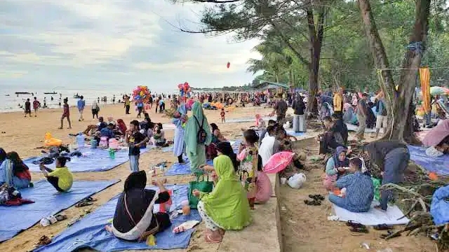 Pengunjung Pantai Lamaru Melonjak, Ada Fasilitas Baru