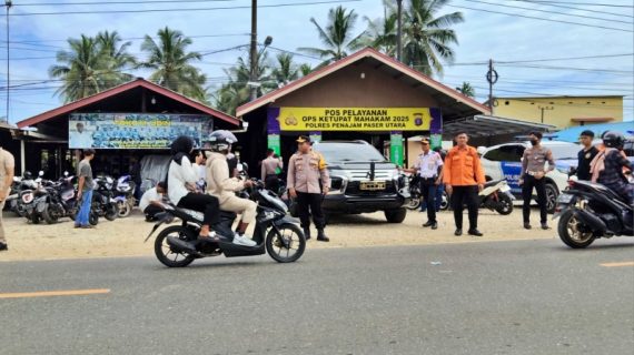 Salut! Kapolres PPU Ikut Atur Lalin di Posko Pelayanan Tunan