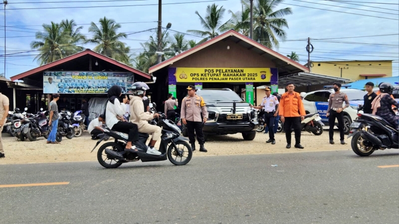 Salut! Kapolres PPU Ikut Atur Lalin di Posko Pelayanan Tunan