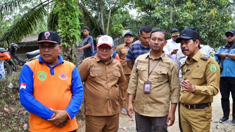 Wabup PPU Waris Muin Tinjau Korban Banjir Desa Bukit Subur
