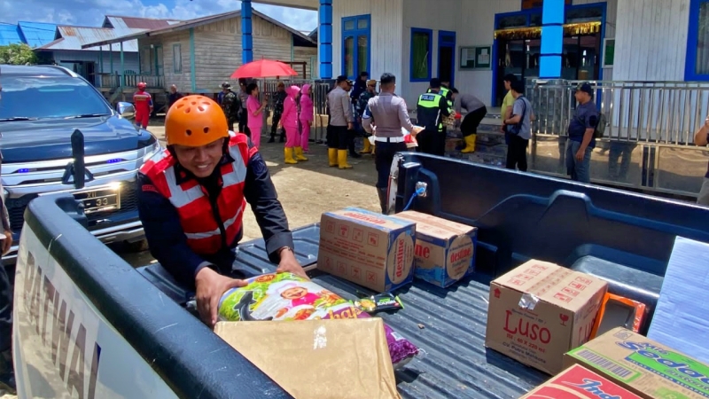 Brimob Salurkan Bantuan Banjir ke Warga Bena Baru Berau