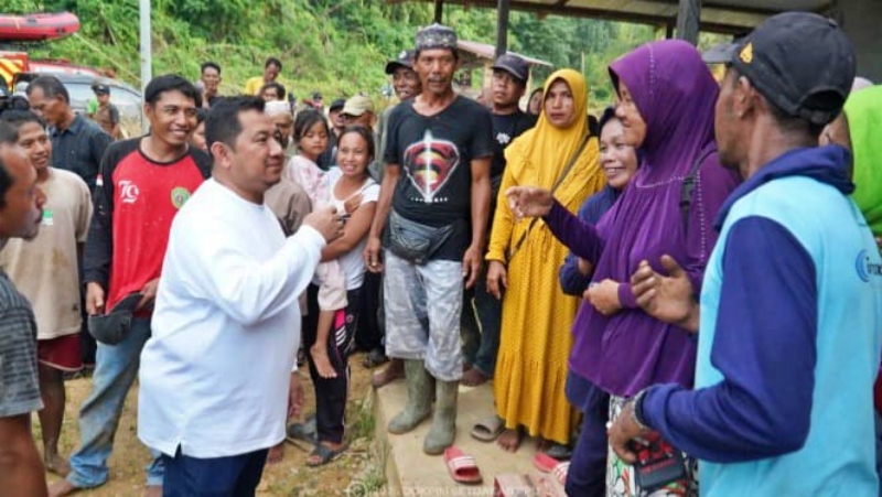 Bupati PPU Salurkan Bansos ke Wilayah Terisolir Sotek-Bongan