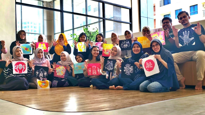 Anggota komunitas Healing di IKN memperlihatkan makrame yang mereka buat.