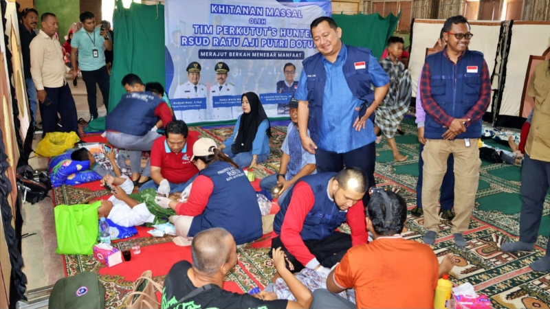Perempuan Inspirasi Nusantara (PIN) bekerja sama tim medis "Perkutut Hunter’s" dari RSUD Ratu Aji Putri Botung menggelar khitanan massal untuk anak-anak Sotek.