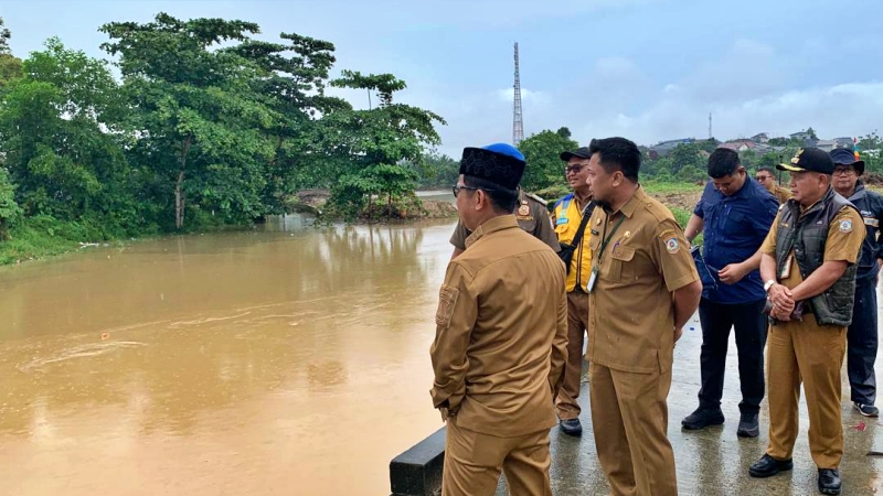 Pengerukan dan normalisasi Daerah Aliran Sungai (DAS) Ampal Hulu telah mencapai progres fisik sebesar 14,17 persen. Pembangunan bendali menunggu kepastian BWS.