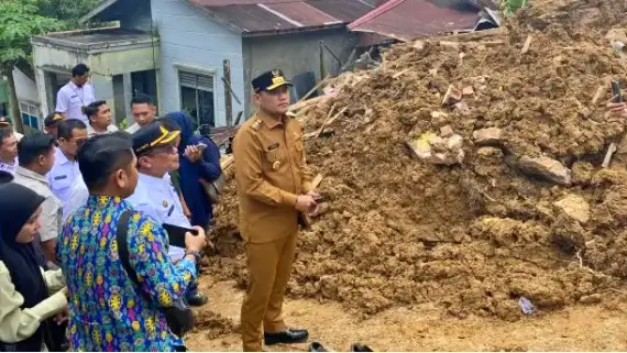 Seno Aji Tinjau Longsor Lempake, Janji Bangun Rumah Korban