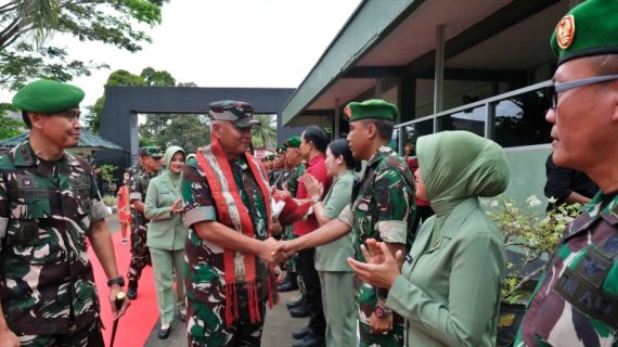 Tepung Tawar Sambut Pangdam VI/Mulawarman di Kutai Barat