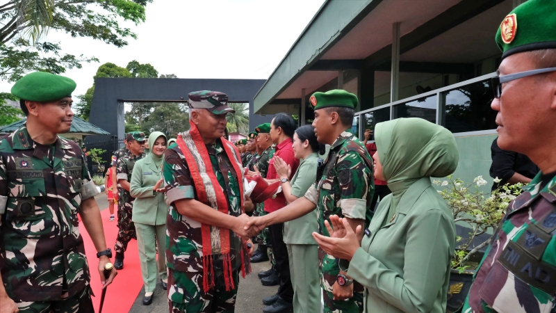 Tepung Tawar Sambut Pangdam VI Mulawarman di Kutai Barat