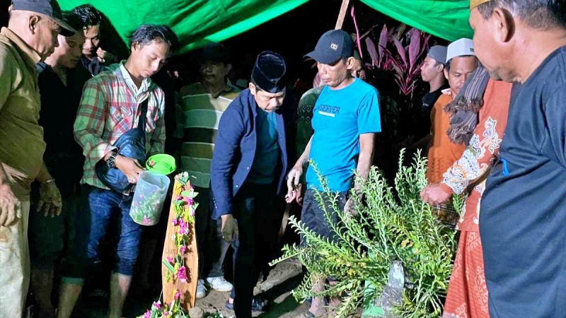Wabup PPU Hadiri Pemakaman Korban Tenggelamnya KMP Muchlisa