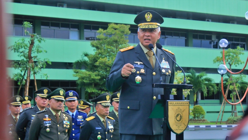 Pangdam VI/Mulawarman Mayjen TNI Rudy Rachmat Nugraha memberikan amanat untuk prajurit saat upacara peringatan Hari Lahir Pancasila.