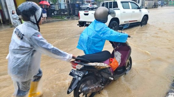 Banjir Balikpapan Rendam Permukiman, Air Capai Leher