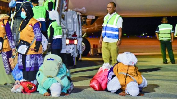 Jemaah Kloter Pertama Sujud Syukur Usai Tiba di Bandara SAMS